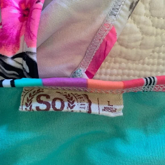 Juniors swimsuit bottoms - one size M (top one) two Size L $4 Each 3 for $10 - Picture 3 of 4